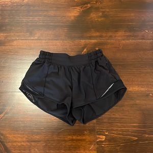 Lululemon hotty hot 2.5 shorts in black